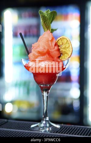 Fruchtsorbet in einem Glas auf einem verschwommenen Hintergrund Stockfoto