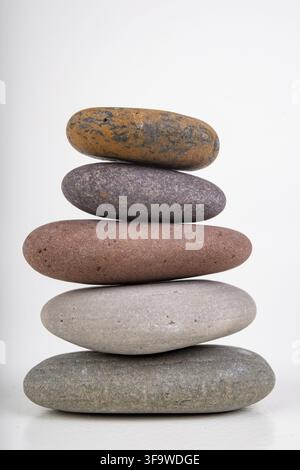 Runde Steine gestapelt. Steine, die am Strand gefunden wurden. Heller Hintergrund Stockfoto