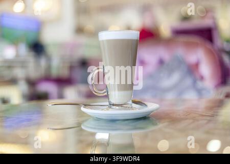 Café Latte in einer Glas Tasse im Café. Stockfoto