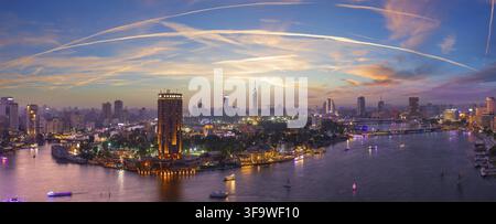 Wunderbares lila Sonnenuntergang Panorama des Nils und der Insel Gezira in Kairo, Ägypten Stockfoto