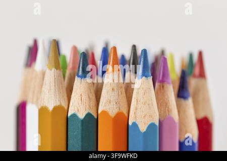 Nahaufnahme von Buntstiften isoliert auf weißem Hintergrund, Kunst und Handwerk, zurück zur Schule Konzept. Stockfoto