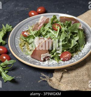 Rohfleischgericht mit Kräutersalat Stockfoto
