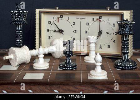Komposition mit Schach und Schachuhren. Nach dem Spiel Stockfoto