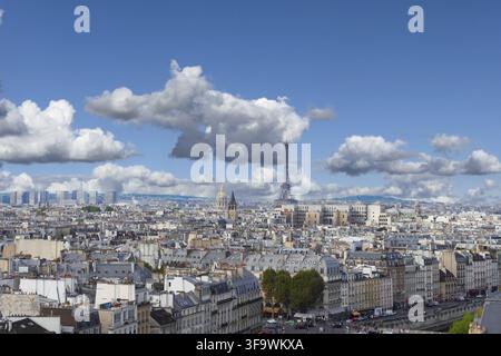 Skyline der Stadt Paris mit Eiffelturm von oben im weichen Morgenlicht mit Wolkenhimmel, Frankreich Stockfoto