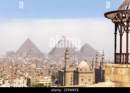 Ägypten weltberühmte Sehenswürdigkeiten, Blick auf die Pyramiden von Gizeh und die Moschee von Kairo Stockfoto