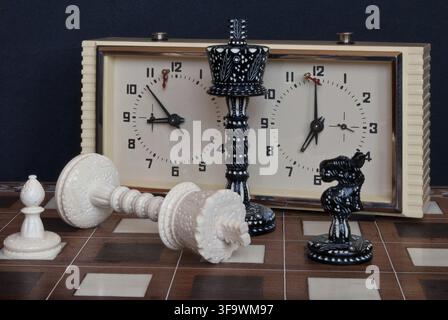 Komposition mit Schach und Schachuhren. Nach dem Spiel Stockfoto