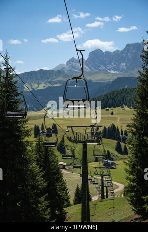 Sole-Sessellift über Alpenwiesen in Alpe di Siusi in den italienischen Dolomiten - Südtirol, Italien Stockfoto