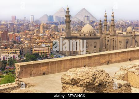 Kairo, die Mosque-Madrassa von Sultan Hassan und die Pyramiden, Ägypten Stockfoto