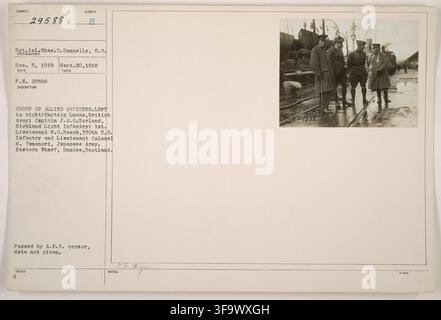 Eine Gruppe alliierter Offiziere am Eastern Wharf in Dundee, Schottland, einschließlich Hauptmann Lucas, Britische Armee; Hauptmann J.H.G. Borland, Highland Light Infantry; 1. Leutnant F.C. Beach, 339. US-Infanterie; und Oberstleutnant H. Tomonori, Japanische Armee, fotografiert am 5. Dezember 1918 von Sgt. 1st Class Chas. D. Donnelly. Stockfoto