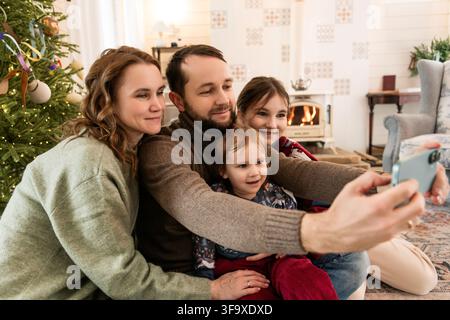 Lächelnde Familie, die zusammen ein Weihnachts-Selfie macht Stockfoto