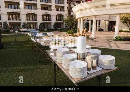 Im Freien angerichtetes Buffet auf einem Rasen für eine Veranstaltung Stockfoto