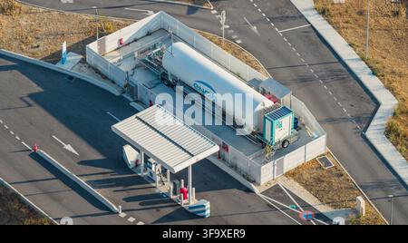 Drohnenluftbild einer ENGIE-Wasserstofftankstelle in Saulce-sur-Rhone, Drome, Frankreich. Das Bild zeigt Wasserstoffspeichertanks, Betankung Stockfoto