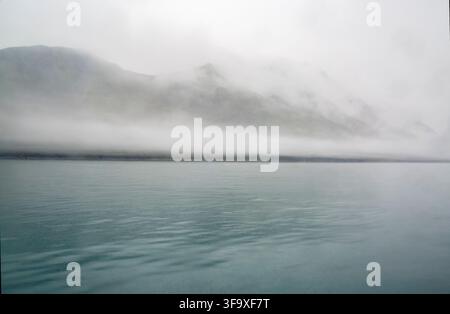Nebel zieht über die Resurrection Bay nahe Seward, Alaska Stockfoto