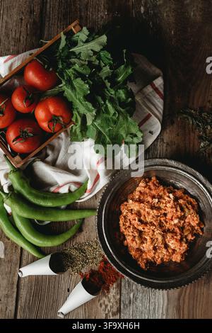 Türkisches Menemen-Frühstück mit frischen Gemüsezutaten Stockfoto