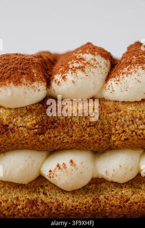 Nahaufnahme eines geschichteten italienischen Tiramisu-Desserts Stockfoto