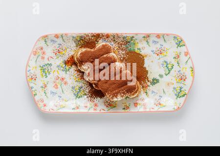 Oberblick auf Tiramisu auf einem Blumenplatte Stockfoto