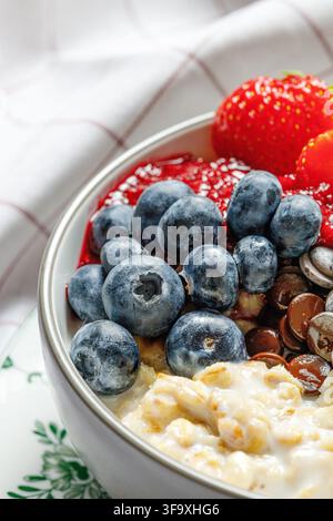 Gesunde Frühstücksschüssel mit Blaubeeren und Erdbeeren Stockfoto