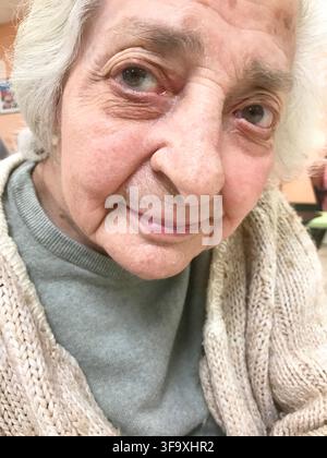 Nahaufnahme-Porträt einer liebenswerten älteren Frau. Stockfoto