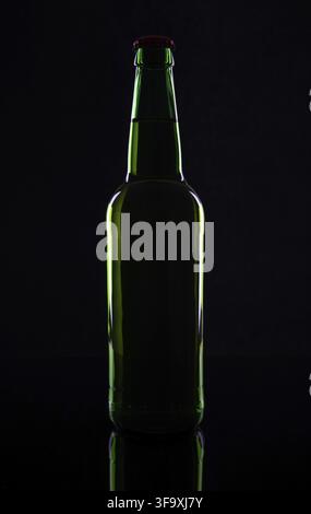 Grüne Bierflasche, auf schwarzem Hintergrund Stockfoto