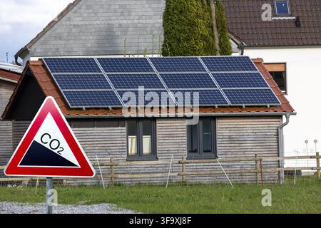 Solarpaneele, die auf dem Dach eines Hauses auf dem Land installiert sind Stockfoto