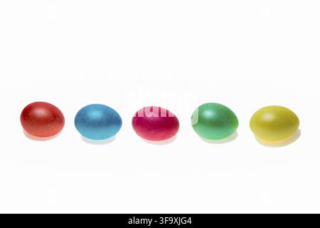 Reihe von fünf Ostereier von orange, blau, rot, grün, gelbe Farben isoliert auf weißem Hintergrund Stockfoto