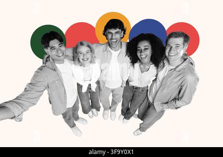 Fröhliche multikulturelle Gruppe von Freunden, die zusammen lächeln, Blick von oben, Inneneinrichtung Stockfoto