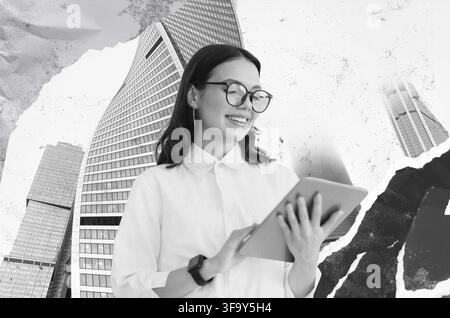 Lächelnde junge asiatische Frau, die ein Tablet in einer modernen Stadtlandschaft verwendet, Geschäftskonzept Stockfoto