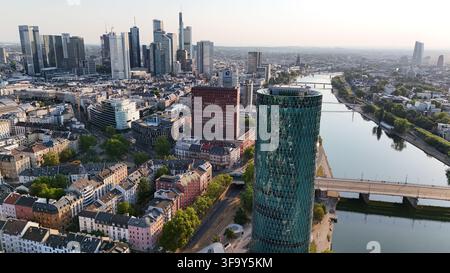 Luftbild des Westhafen-Turms und der Skyline von Frankfurt am Main entlang des Mains in Frankfurt am Main, Hessen, Deutschland. Stockfoto