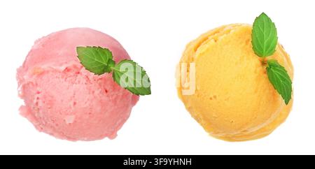 rosa und gelbe Eiscremeball mit einem Minzblatt isoliert auf weißem Hintergrund, Ansicht von oben. Stockfoto