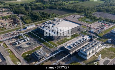 Luftaufnahme eines massiven Hyperscale-Rechenzentrums in Saint-Ghislain, Belgien, das Cloud-Computing, Serverinfrastruktur, Big Data und Expansion zeigt Stockfoto