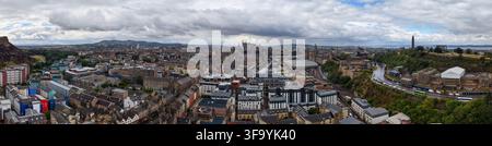 Luftpanorama der geschäftigen und lebendigen Stadt Edinburgh in Schottland Stockfoto