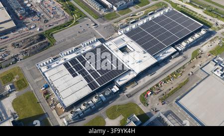 Luftaufnahme eines massiven Hyperscale-Rechenzentrums in Saint-Ghislain, Belgien, das Cloud-Computing, Serverinfrastruktur, Big Data und Expansion zeigt Stockfoto