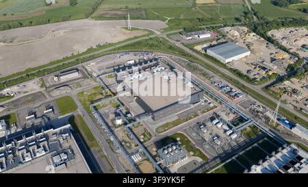 Luftaufnahme eines massiven Hyperscale-Rechenzentrums in Saint-Ghislain, Belgien, das Cloud-Computing, Serverinfrastruktur, Big Data und Expansion zeigt Stockfoto