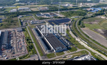Luftaufnahme eines massiven Hyperscale-Rechenzentrums in Saint-Ghislain, Belgien, das Cloud-Computing, Serverinfrastruktur, Big Data und Expansion zeigt Stockfoto