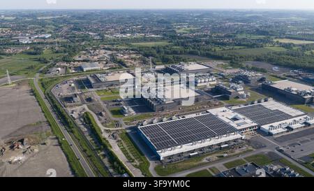 Luftaufnahme eines massiven Hyperscale-Rechenzentrums in Saint-Ghislain, Belgien, das Cloud-Computing, Serverinfrastruktur, Big Data und Expansion zeigt Stockfoto