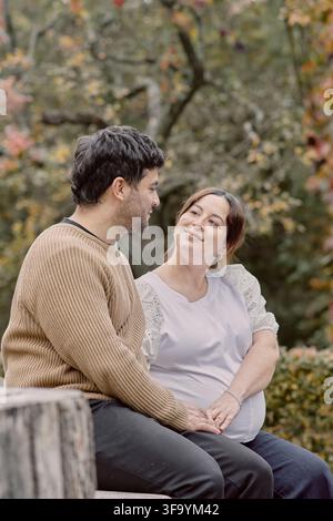 Ein Ehepaar ist zusammen; die Frau ist schwanger und verliebt in ihren Ehemann, sie erwartet die Geburt ihres Babys. Wir sehen die Frau, sichtbar schwanger Stockfoto