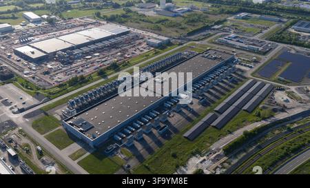Luftaufnahme eines massiven Hyperscale-Rechenzentrums in Saint-Ghislain, Belgien, das Cloud-Computing, Serverinfrastruktur, Big Data und Expansion zeigt Stockfoto