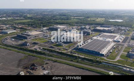 Luftaufnahme eines massiven Hyperscale-Rechenzentrums in Saint-Ghislain, Belgien, das Cloud-Computing, Serverinfrastruktur, Big Data und Expansion zeigt Stockfoto