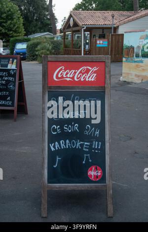 Schild des Coca-Cola-Bar-Restaurants wirbt für Karaoke in Vendée Stockfoto