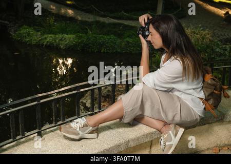 Frau genießt die Freizeit im Freien und macht Naturfotos Stockfoto