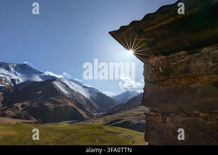 Blick auf den Sonnenaufgang über den schroffen, schneebedeckten Gipfeln des Kaukasus in Aserbaidschan. Stockfoto