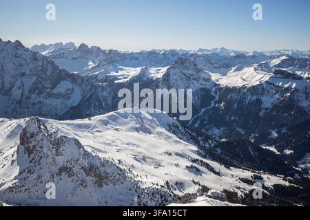 Atemberaubender Panoramablick auf die Dolomiten in Norditalien im Winter. Schneebedeckte Felspitzen mit Alpenlandschaft unter klarem blauem Himmel Stockfoto