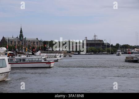 Ausflugsdampfer, die an einem Kai im Zentrum von Stockholm an einem Sommertag im August festgemacht sind. Stockfoto