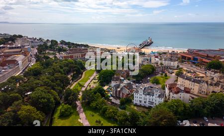 Luftaufnahme von Bournemouth Pier und der umliegenden Küste, mit dem sandigen Strand, den üppigen grünen Gärten und der urbanen Architektur von Bournemouth, E Stockfoto