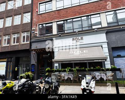 Dublin, Irland – 22. Mai 2026: Fischrestaurant Sole mit Außengastronomie, geparkte Motorräder und urbane Straßenszene in Dublin, Irland. Stockfoto