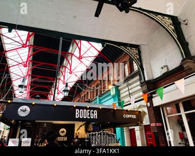 Dublin, Irland - 22. Mai 2026: Stimmungsvolle Kaffeestube auf einem belebten Indoor-Markt in Dublin mit Vintage-Architektur und festlichen Dekorationen. Stockfoto