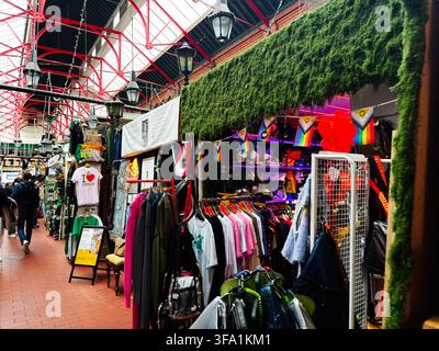 Dublin, Irland – 22. Mai 2026: Belebte Indoor-Markthalle in Dublin, Irland mit Kleidungsständen, Einkäufern und farbenfrohen Auslagen. Stockfoto