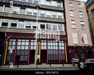 Dublin, Irland – 22. Mai 2026: Bunte Fassade des The George Pub in Dublin, Irland mit Regenbogenfahnen und einer urbanen Straßenszene. Stockfoto