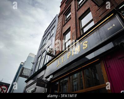 Dublin, Irland – 22. Mai 2026: Historische Ziegelpub-Fassade von J.T. Pim’s in Dublin, Irland mit reflektierenden Fenstern und dunstiger Atmosphäre. Stockfoto
