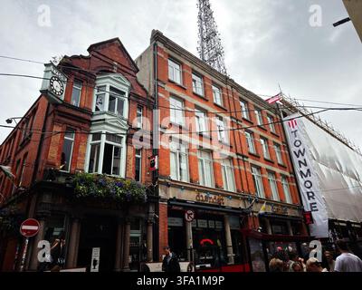Dublin, Irland – 22. Mai 2026: Straßenebene Ansicht einer historischen Pub-Fassade in Dublin mit Passanten, Baustelleneinrichtung und urbaner Atmosphäre. Stockfoto